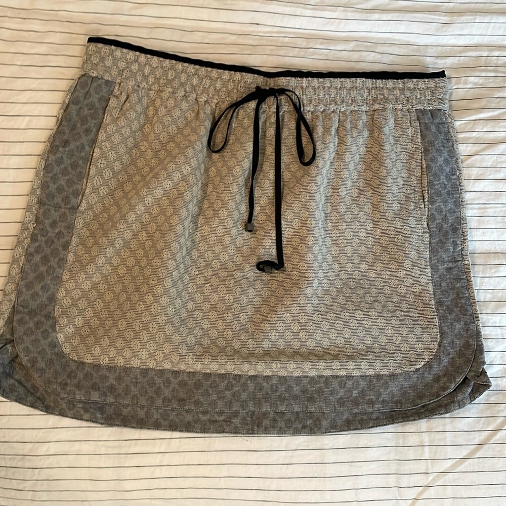 Lou and Grey casual mini skirt